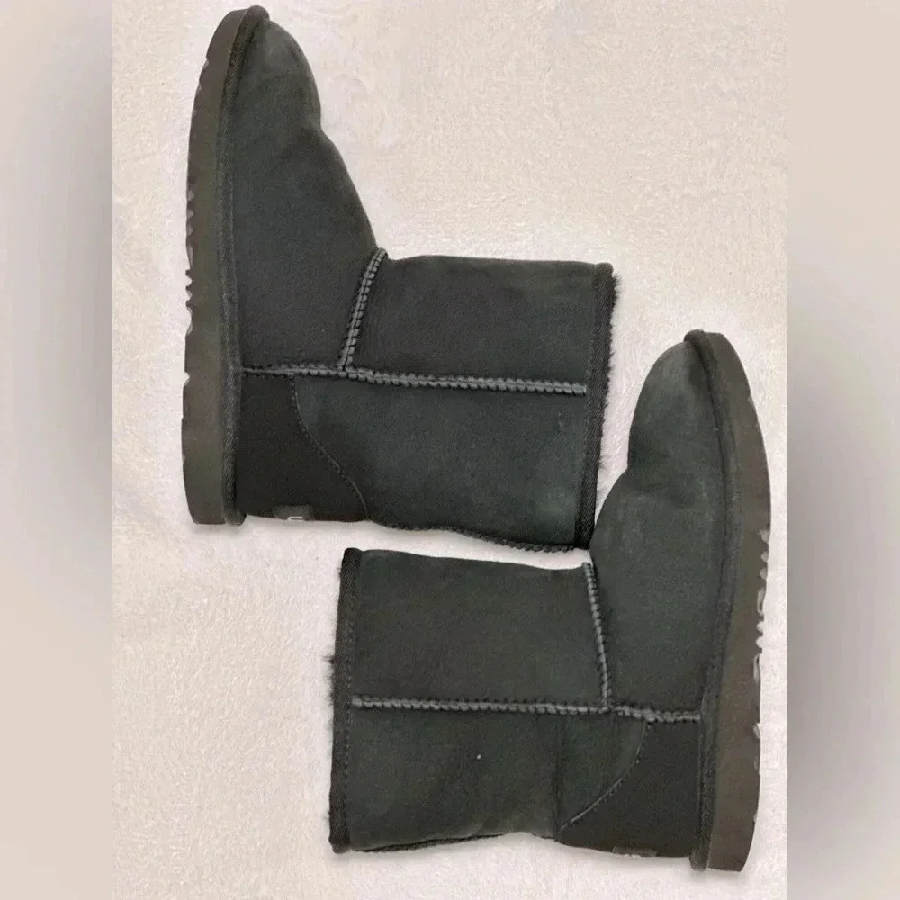 UGG Unisex Kid’s Classic Short Water Resistant Genuine Shesrling Boot Size 3